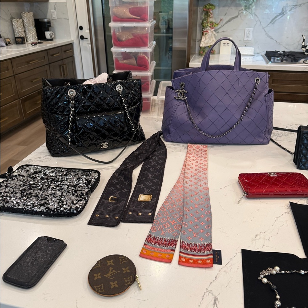 CHANEL Pearl and Silver Earrings - Picture 8 of 17